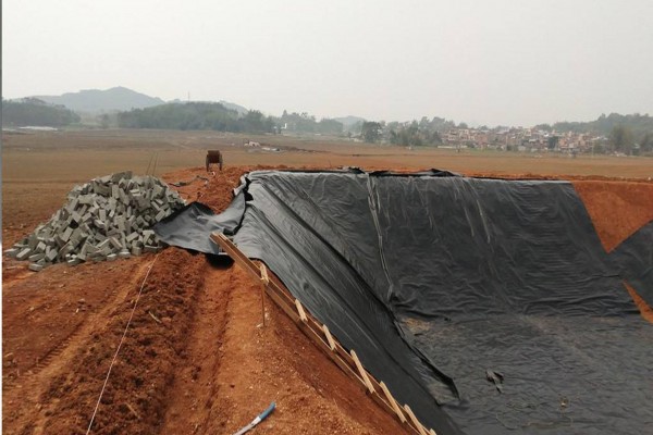 使用PE复合土工膜进行土坝除险加固施工