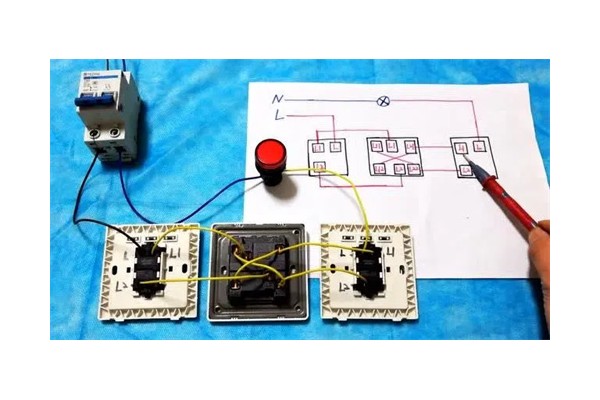 一灯三控怎么接线